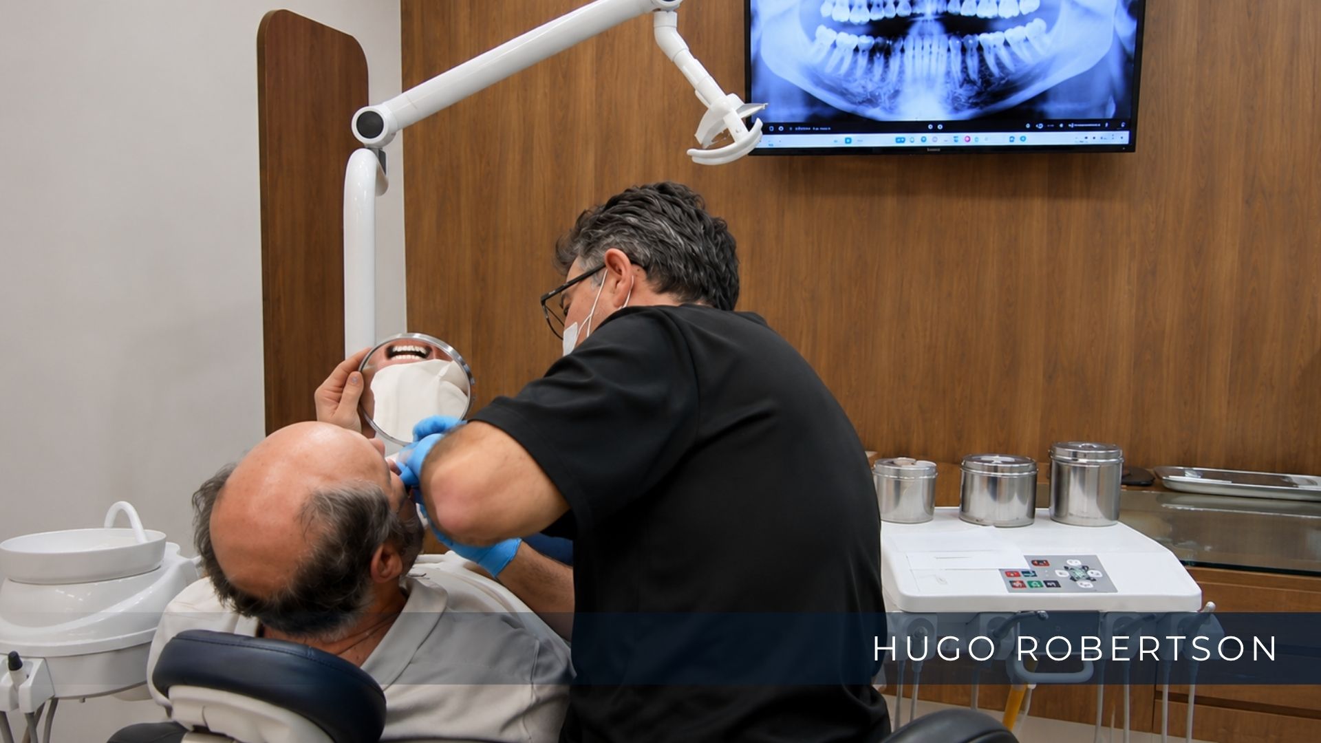 Idoso pode fazer implante dentário? Existe idade máxima?