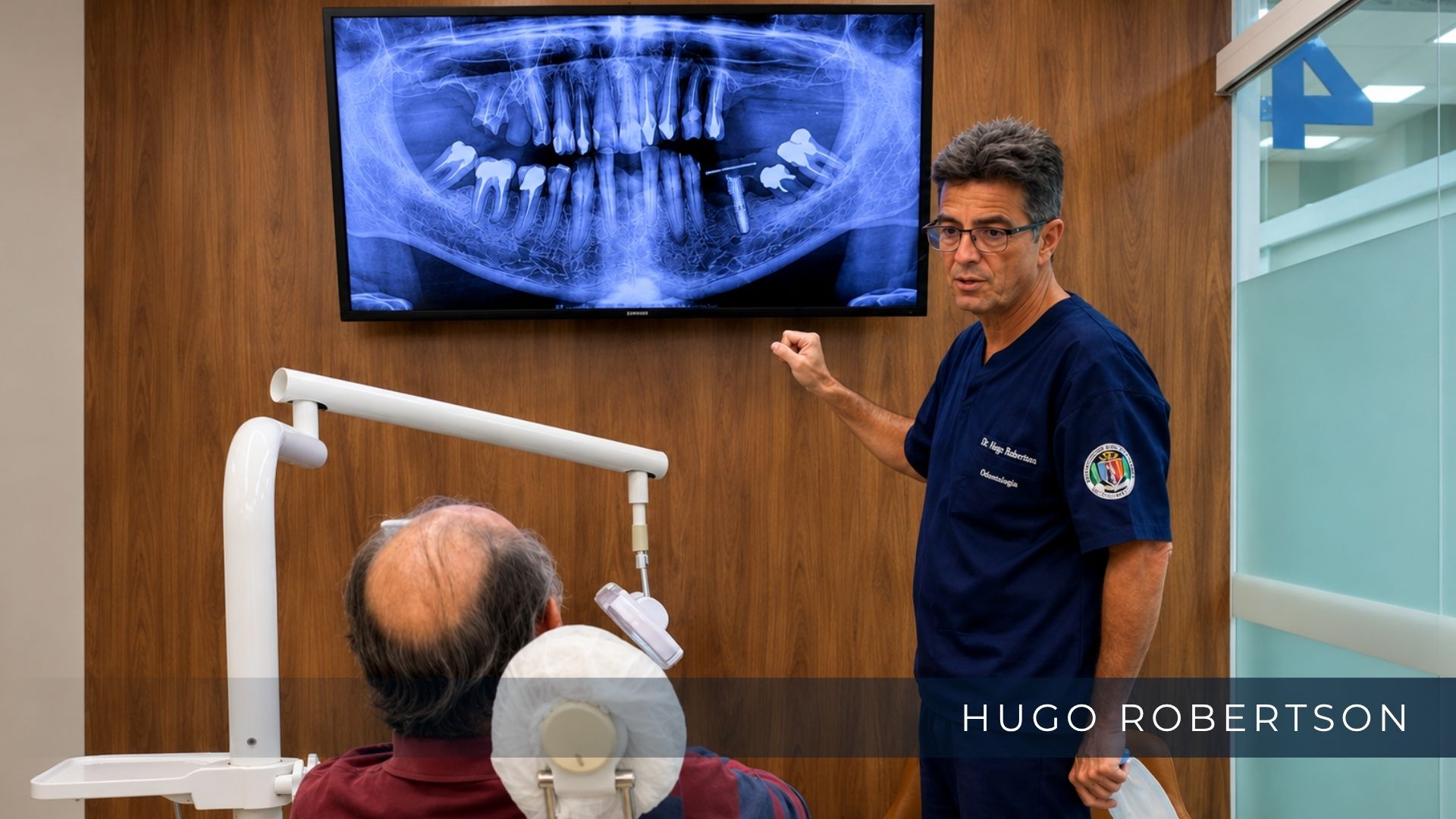 Dr. Hugo Robertson analisando exame de imagem para planejamento de implante em paciente com perda óssea.
