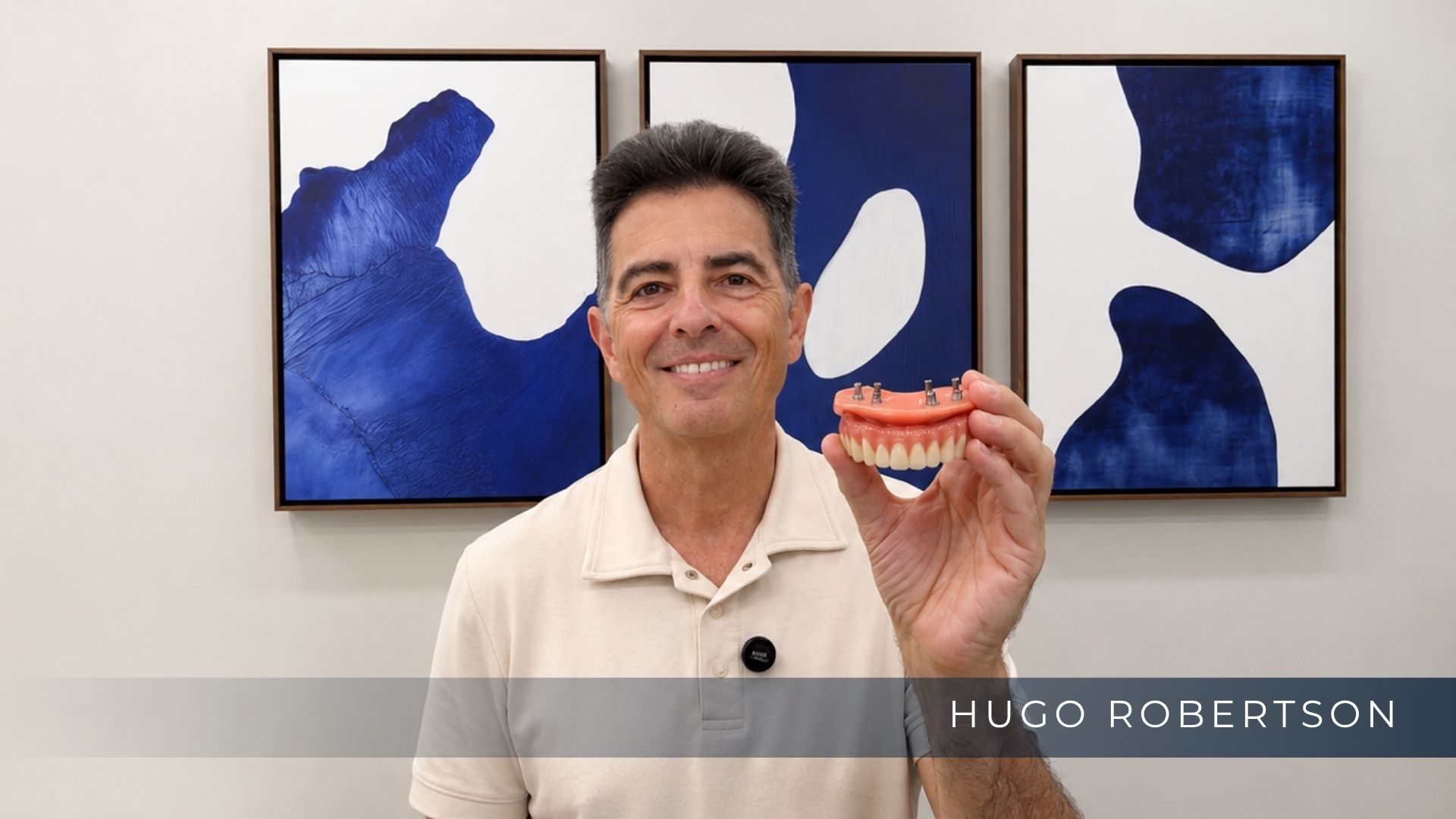 Dr. Hugo Robertson exibindo uma Prótese Protocolo utilizada no tratamento de dentes fixos no mesmo dia