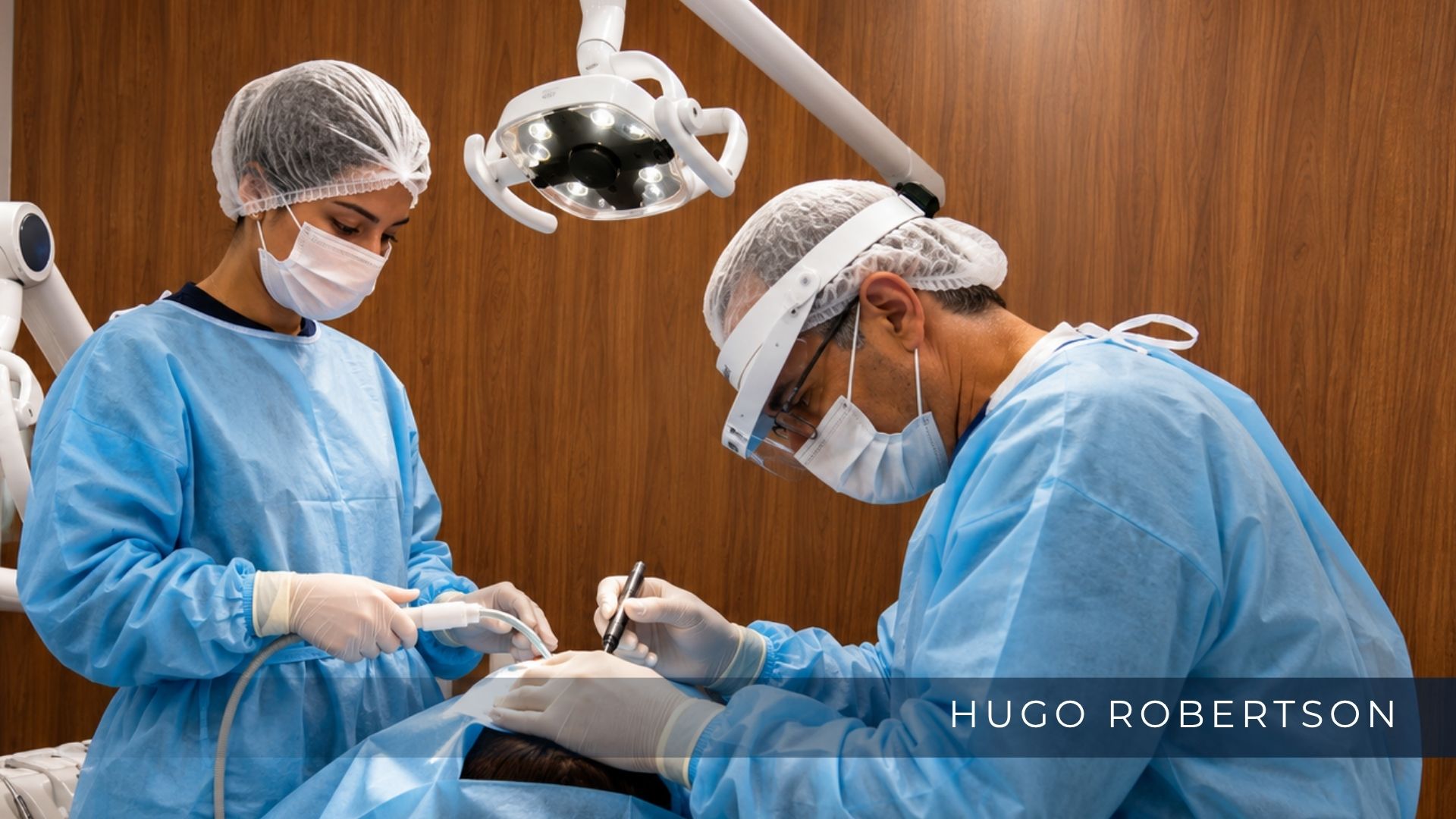 Dr. Hugo Robertson explicando o planejamento de um implante dentário na Odontoclinic Vila Mariana.