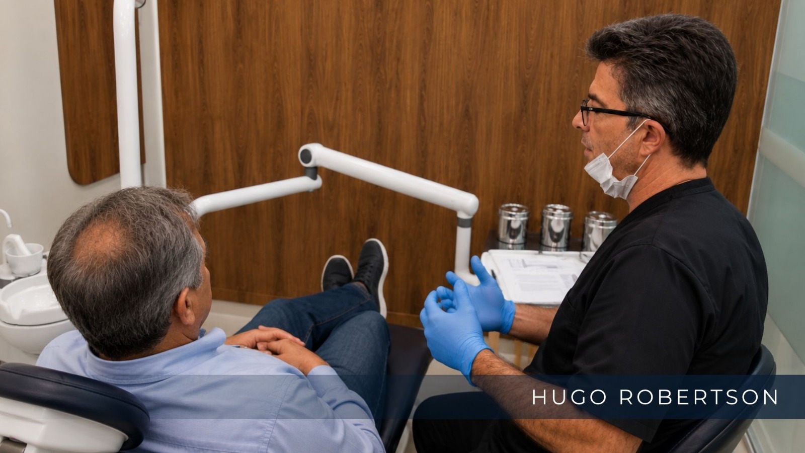 Implantodontista avaliando planejamento digital de implantes