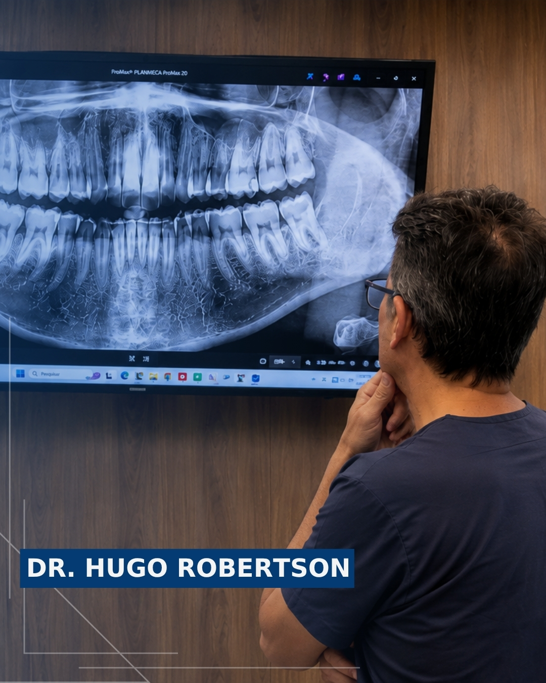 Dr. Hugo Robertson durante planejamento de implante dentário na Odontoclinic Vila Mariana