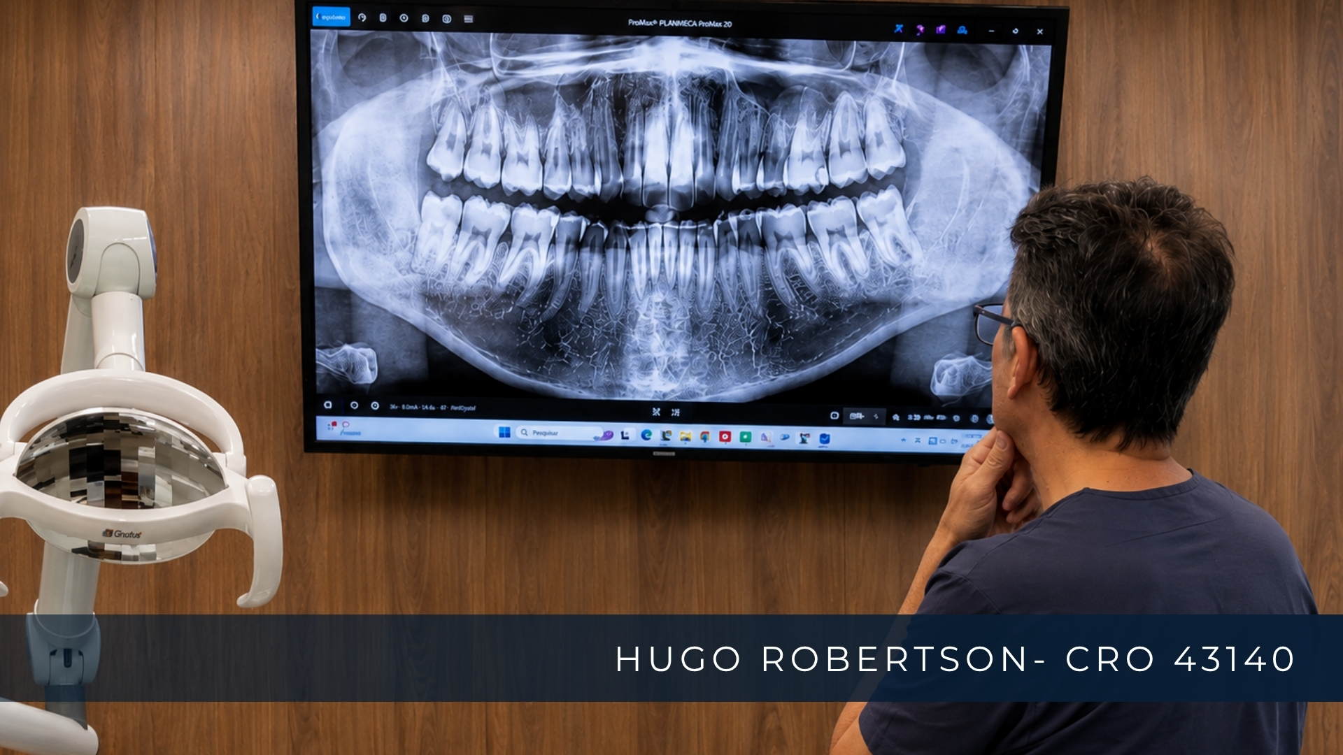 Dr. Hugo Robertson durante avaliação para implante dentário