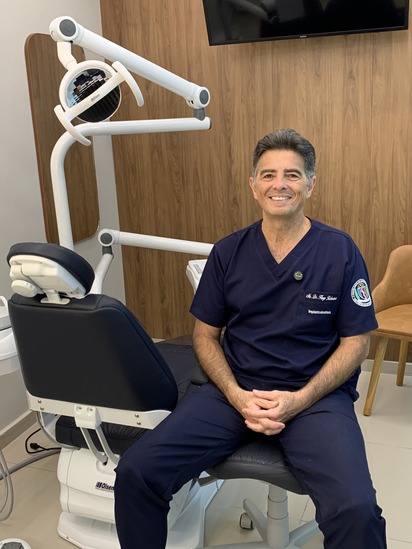 Dr. Hugo Robertson e estrutura da Odontoclinic Vila Mariana para planejamento de implantes dentários.