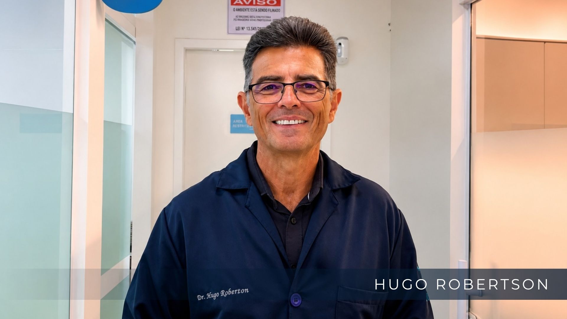 Dr. Hugo Robertson e estrutura da Odontoclinic Vila Mariana para planejamento de implantes dentários.