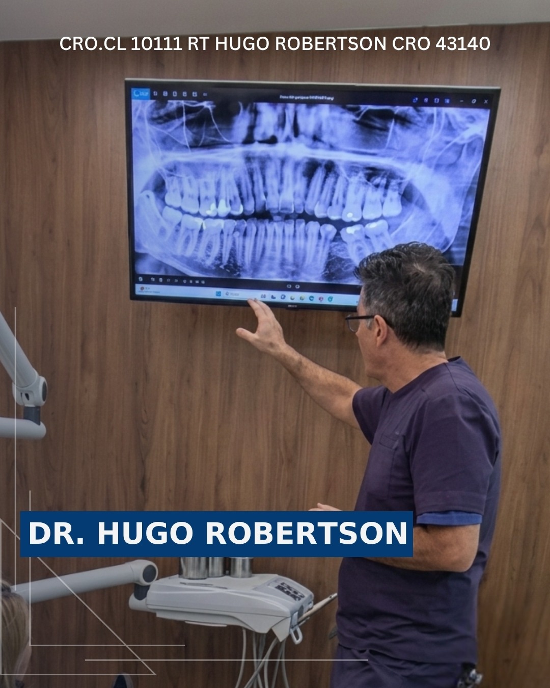 Dr. Hugo Robertson explicando o planejamento de um implante dentário na Odontoclinic Vila Mariana.